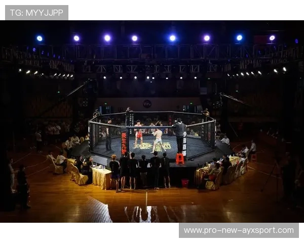 综合格斗行业赛爆冷，老将遭遇对手重拳击倒